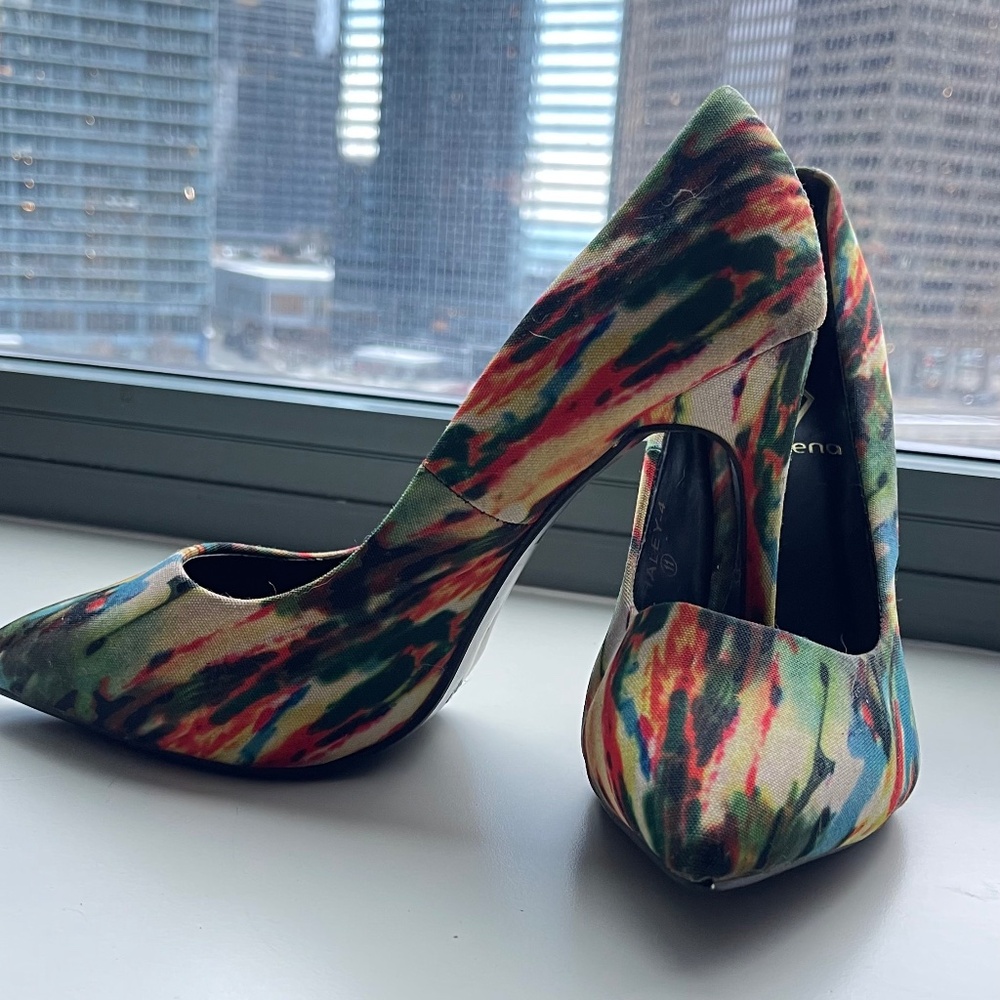 Multicolored pump